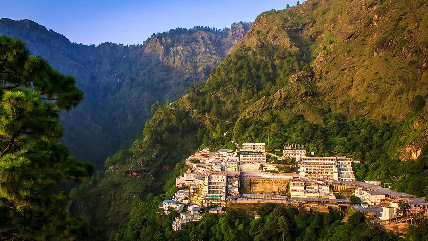 वैष्णो देवी यात्रा 2025: तिथि, दर्शन विधि और विशेष महत्व 3 वैष्णो देवी यात्रा 2025: तिथि, दर्शन विधि और विशेष महत्व 1
