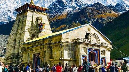 उत्तराखंड के हिमालयी क्षेत्र में स्थित केदारनाथ मंदिर बारह ज्योतिर्लिंगों में से एक है, जहाँ 2025 में लाखों श्रद्धालु दर्शन के लिए आएँगे।