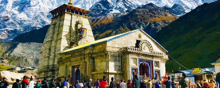 उत्तराखंड के हिमालयी क्षेत्र में स्थित केदारनाथ मंदिर बारह ज्योतिर्लिंगों में से एक है, जहाँ 2025 में लाखों श्रद्धालु दर्शन के लिए आएँगे।